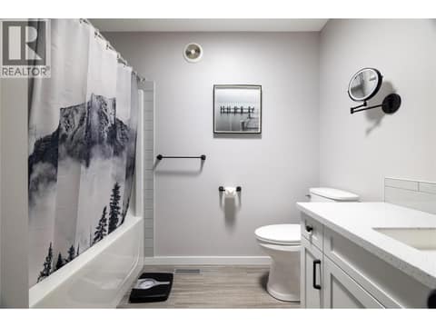 Large main bathroom at 8000 Highland Road Unit# 48, North BX, Vernon