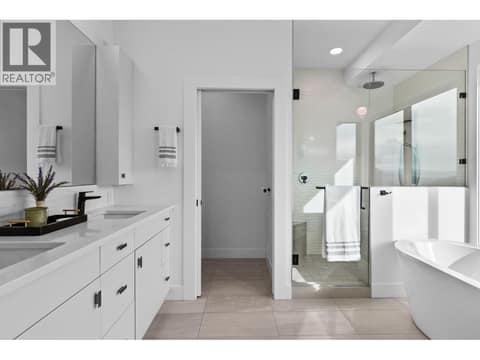 5-piece ensuite bathroom at 1539 Rocky Point Drive, Wilden, Kelowna