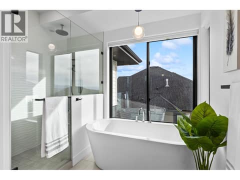 5-piece ensuite bathroom with soaker tub at 1539 Rocky Point Drive, Wilden, Kelowna