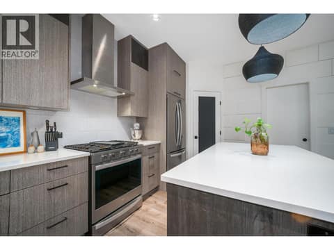 A Wi-Fi programmable gas range! at 805 Burne Avenue Unit# 4, Kelowna South