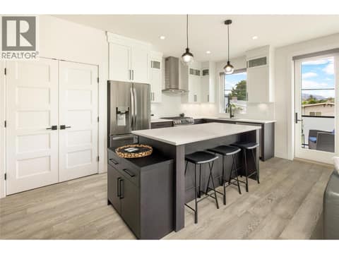 Photo 3 of 798 WARDLAW Avenue, Kelowna South