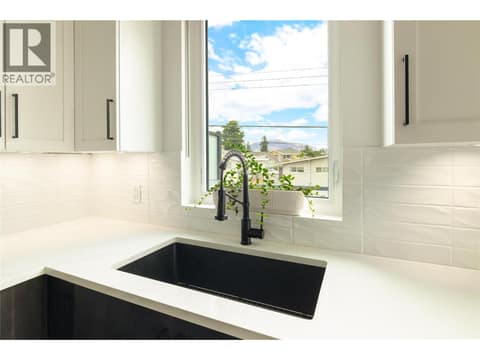 Photo 8 of 798 WARDLAW Avenue, Kelowna South