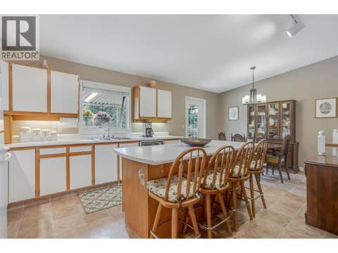 Large Island at 2335 Somerset Court Lot# 3, West Kelowna Estates