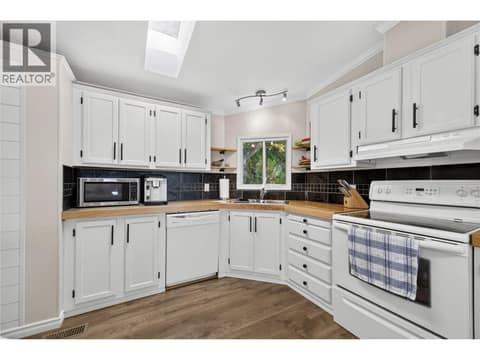 Photo 2 of 3115 JUNIPER Drive, Naramata Rural