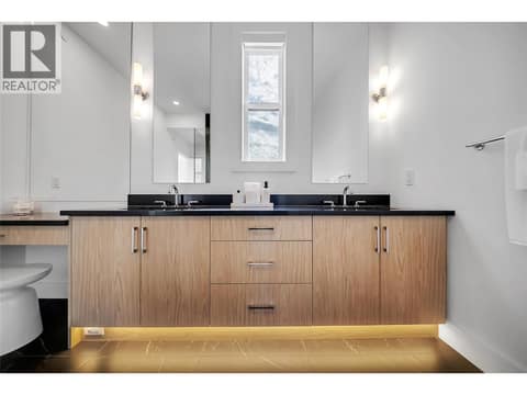 Ensuite with dual vanity and under cabinet lighing at 2100 Campbell Place Unit# 154, Lakeview Heights, West Kelowna
