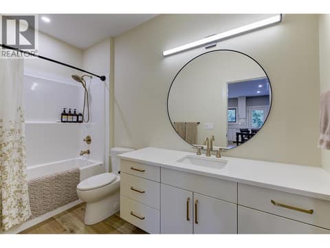 Gorgeous main 4 piece main bath at 1859-1861 Mountain Avenue, Glenmore, Kelowna