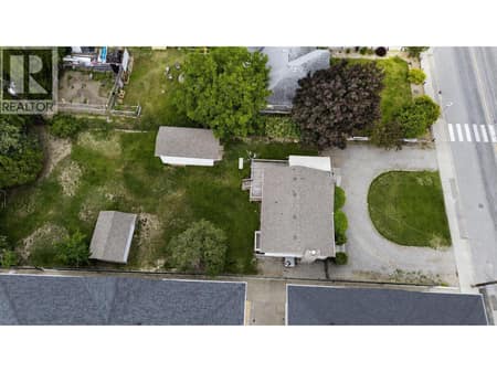 Photo 2 of 137 Green Avenue W, Main South, Penticton
