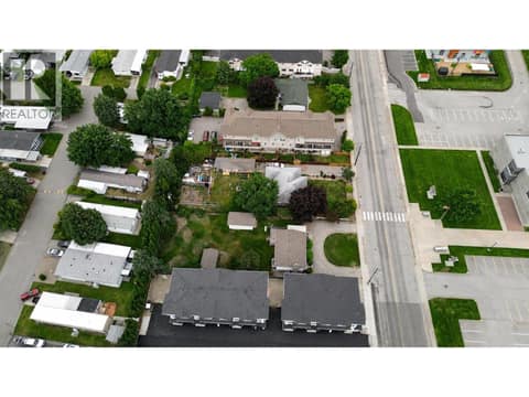 Photo 4 of 137 Green Avenue W, Main South, Penticton