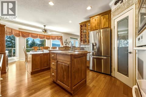 Photo 5 of 562 Mountain Drive, Okanagan North, Vernon
