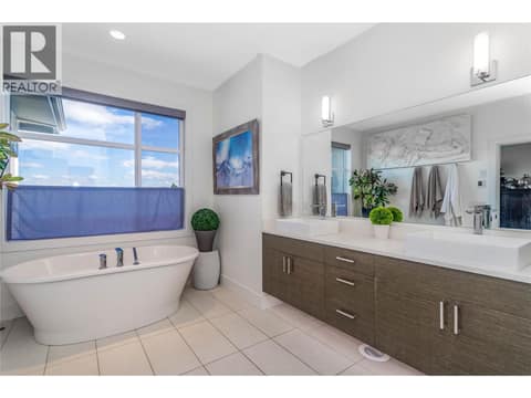 Spacious Primary 5 Piece Ensuite at 1528 FAWN RUN Drive, Upper Mission, Kelowna