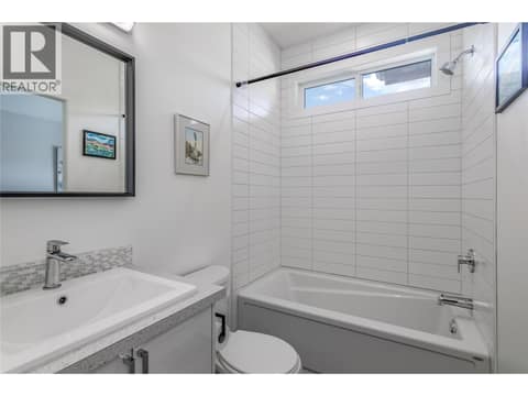 Upper Floor 4 Piece Bathroom at 1528 FAWN RUN Drive, Upper Mission, Kelowna