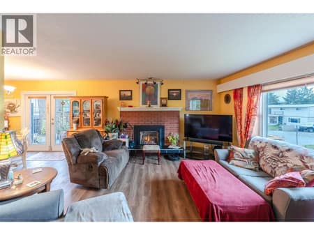 Photo 2 of 902 Maccleave Avenue, Columbia/Duncan, Penticton