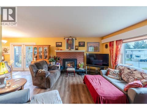 Photo 2 of 902 Maccleave Avenue, Columbia/Duncan, Penticton