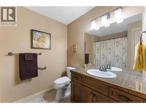Full size 4 piece guest bath, next to the guest bedroom. at 2780 Auburn Road Unit# 203, Shannon Lake, West Kelowna