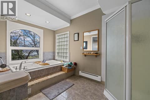 Soaker tub on main floor at 3219 Sagebrush Court, Shannon Lake, West Kelowna