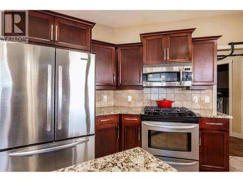 Photo 10 of 1377 Glenview Avenue, Glenmore, Kelowna