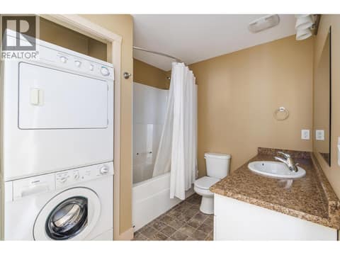 Bathroom-suite at 1377 Glenview Avenue, Glenmore, Kelowna
