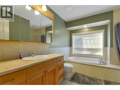 4 peice en-suite with large soaker tub and walk in shower at 110 Red Rock Crescent, Enderby / Grindrod
