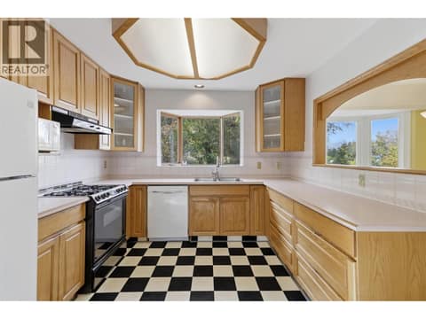 Kitchen at 211 CONNAUGHT Road, South Kamloops