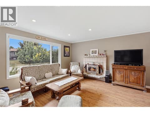 Photo 4 of 4809 Bolean Drive, Rayleigh, Kamloops