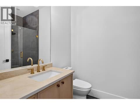 Main level full bath at 996 Bull Crescent, Lower Mission, Kelowna