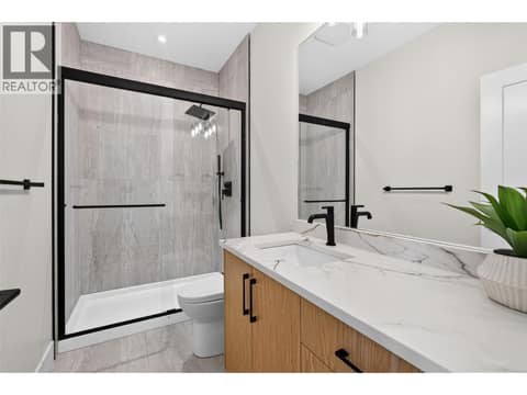 Upper level bath at 996 Bull Crescent, Lower Mission, Kelowna