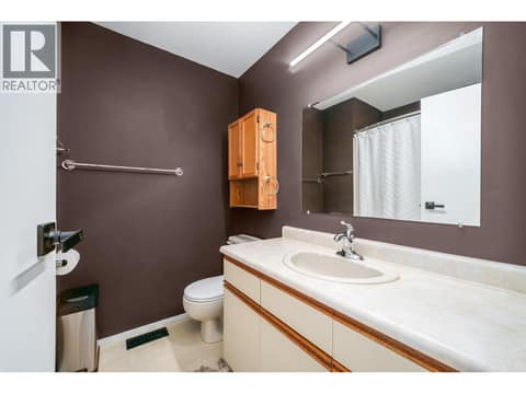 Main Bath at 195 Felix Road, Rutland North, Kelowna
