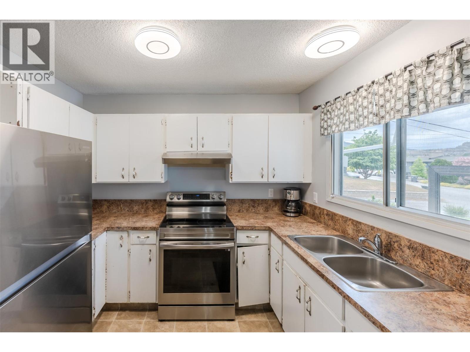 Photo 10 of 7503 HOWIS Crescent, Main Town, Summerland
