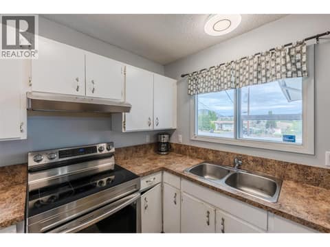 Photo 11 of 7503 HOWIS Crescent, Main Town, Summerland