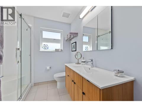 Main level bath at 158 Grandview Street, Uplands/Redlands, Penticton