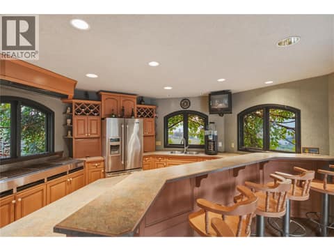 Outdoor Bar & Kitchen at 2550 Grantham Road, South East Kelowna