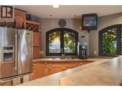 Outdoor Bar & Kitchen at 2550 Grantham Road, South East Kelowna