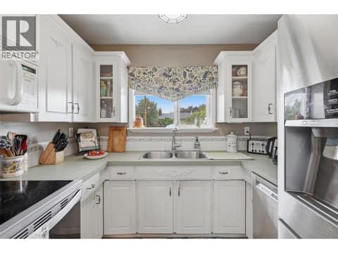 U shaped kitchen at 723 Moody Place, Brocklehurst, Kamloops