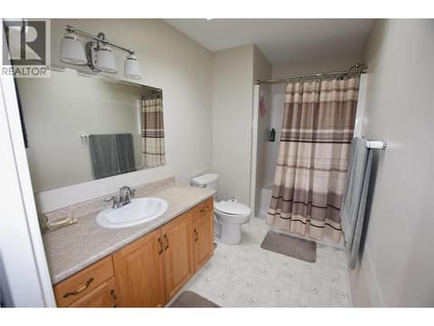 Ensuite at 415 4 Street, Swan Lake West, Vernon
