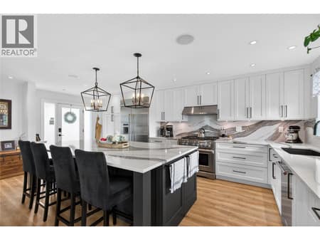 Photo 2 of 1070 MacCleave Avenue, Columbia/Duncan, Penticton