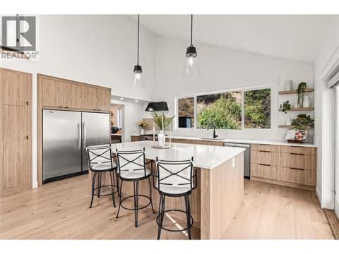 Island Seating at 16904 Gatzke Road, Lake Country East / Oyama