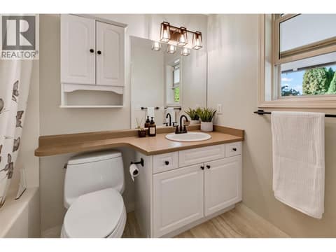 Full primary ensuite at 1380 Loseth Drive, Black Mountain, Kelowna
