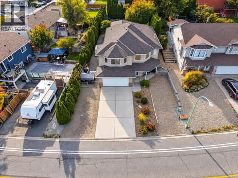 Lots of extra parking on both sides of driveway at 1380 Loseth Drive, Black Mountain, Kelowna