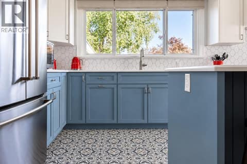 Bright, Cheery and comfortable. at 2071 Abbott Street, Kelowna South