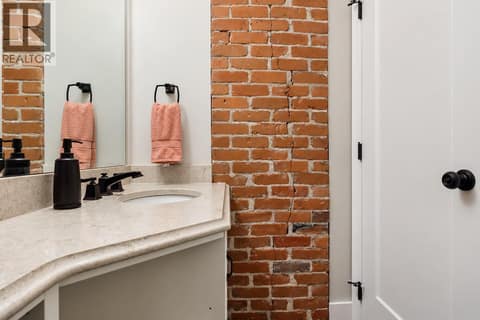 Primary Ensuite at 2071 Abbott Street, Kelowna South