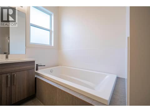 Deep luxurious tub at 881 Mt.Ida Drive, Middleton Mountain Vernon