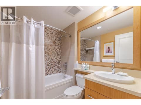 Four-piece bathroom with tub and shower combination. at 15 PARK Place Unit# 209, Osoyoos