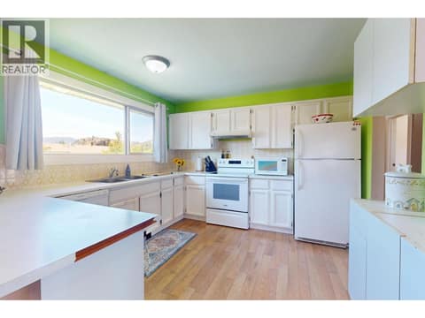 Lots of kitchen counter space in kitchen. at 620 Ziprick Road, Rutland South, Kelowna