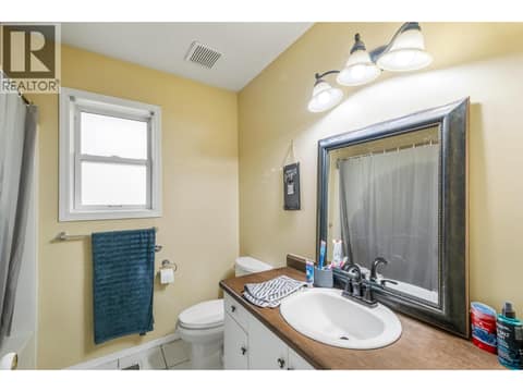 Main floor bath at 2466 Alexandria Way, Shannon Lake, West Kelowna