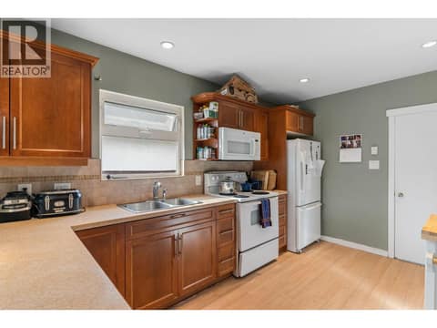 Photo 8 of 2284 Aberdeen Street, Kelowna South