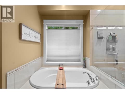 Ensuite soaker at 5100 Haynes Road, North BX, Vernon