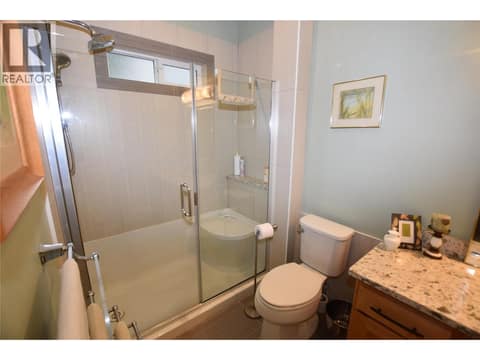 Double shower at 430 Hummingbird Avenue, Okanagan North, Vernon