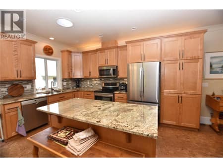 Spacious kitchen with plenty of cupboards at 430 Hummingbird Avenue, Okanagan North, Vernon