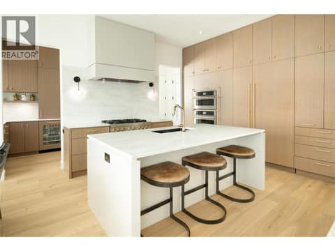 Quartz island and backsplash at 538 Clifton Court, Glenmore, Kelowna