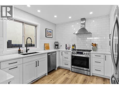 5-burner gas stove at 905 Paret Crescent, Lower Mission, Kelowna